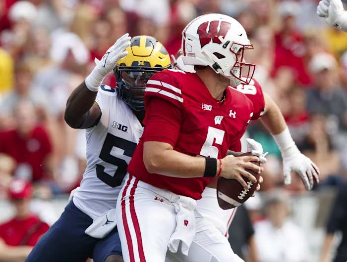 Michigan edge rusher David Ojabo sacks Wisconsin quarterback